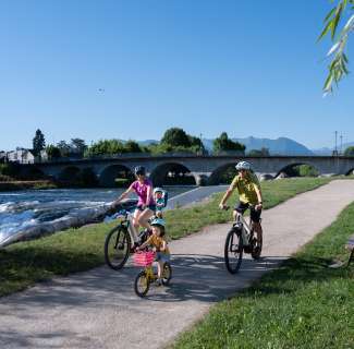 famille à vélo sur la véloroute v81 vélosud en pays de nay